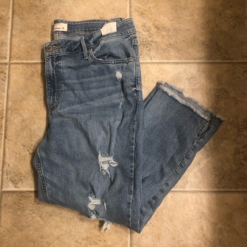 Maurices NWOT Distressed Cropped Jeans